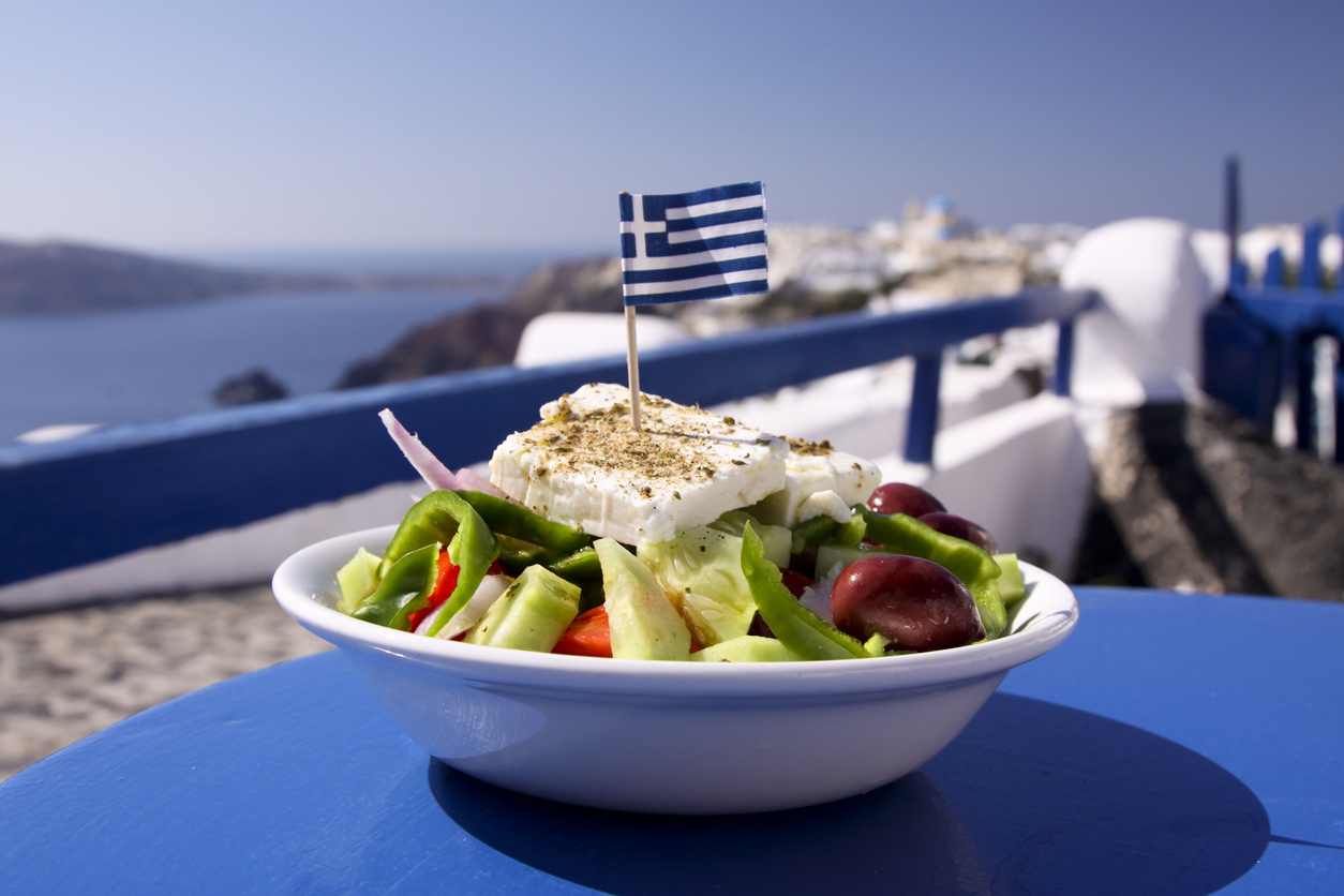 Cuando hablamos de comida típica de Grecia, nos referimos a una cocina llena de ingredientes frescos como aceitunas, queso feta, aceite de oliva, yogur, vegetales y, claro, una gran variedad de carnes.
