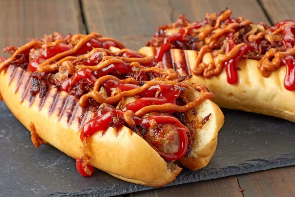 hot-dog-con-tocino-crujiente-y-aderezos