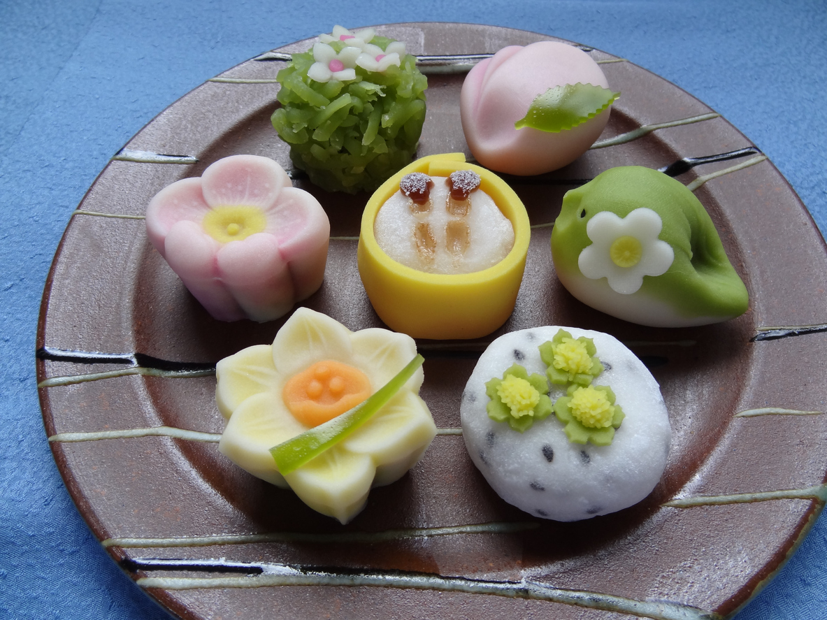 Los wagashi son dulces japoneses artesanales que combinan sabor y estética, perfectos para acompañar una ceremonia de té con su delicadeza y diseño tradicional.