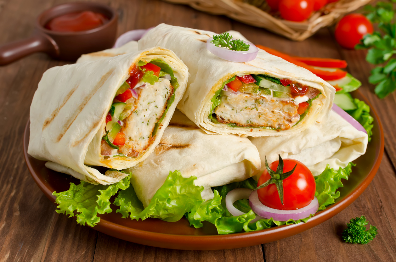 Wrap de pollo, tortilla envuelta, kebab fresco y vegetales