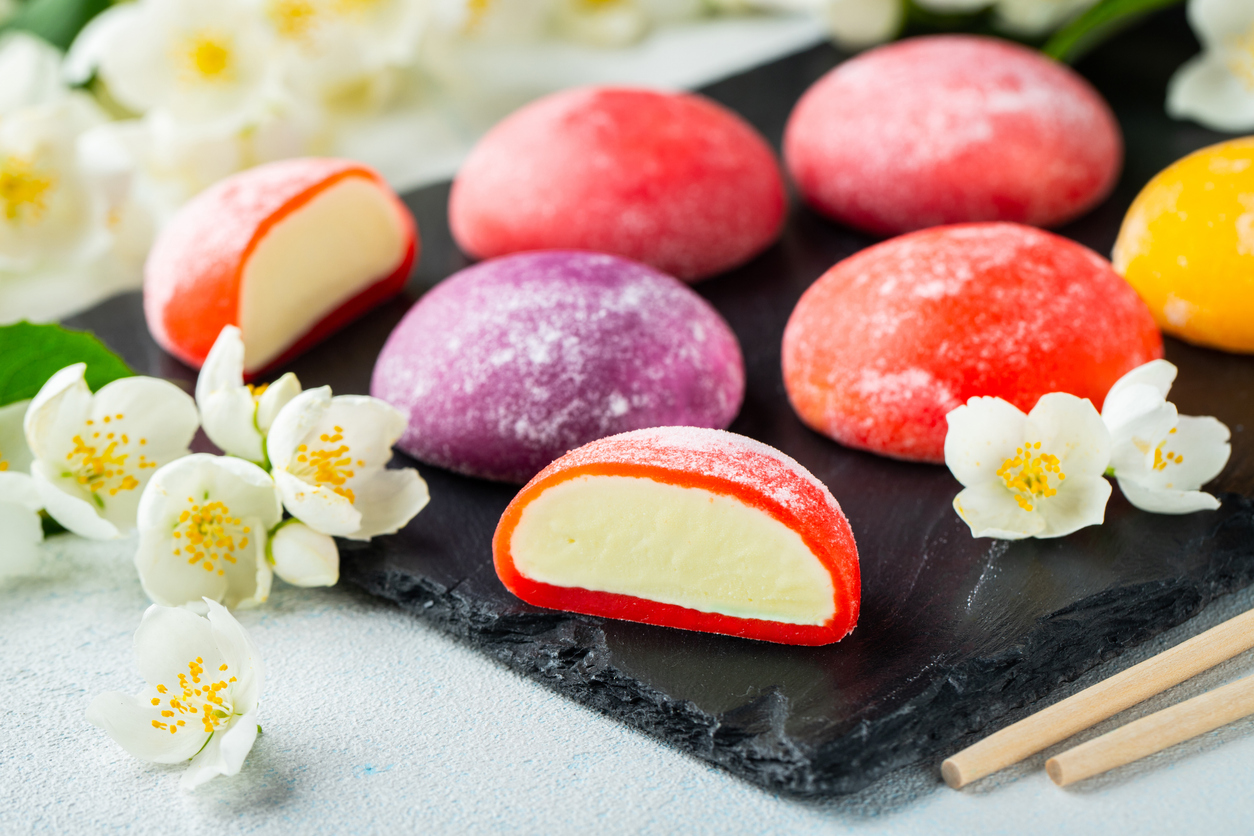 El mochi es un dulce japonés hecho de arroz glutinoso, conocido por su textura suave y elástica, ideal para disfrutar en una variedad de sabores exquisitos.