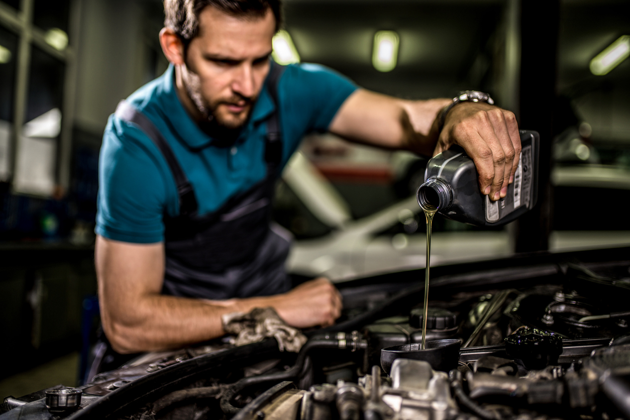 Persona cambiando el aceite del carro