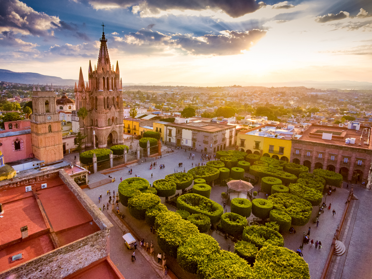 San Miguel de Allende es famoso por su impresionante arquitectura colonial, calles empedradas y un ambiente relajado, lo que lo convierte en el destino perfecto 