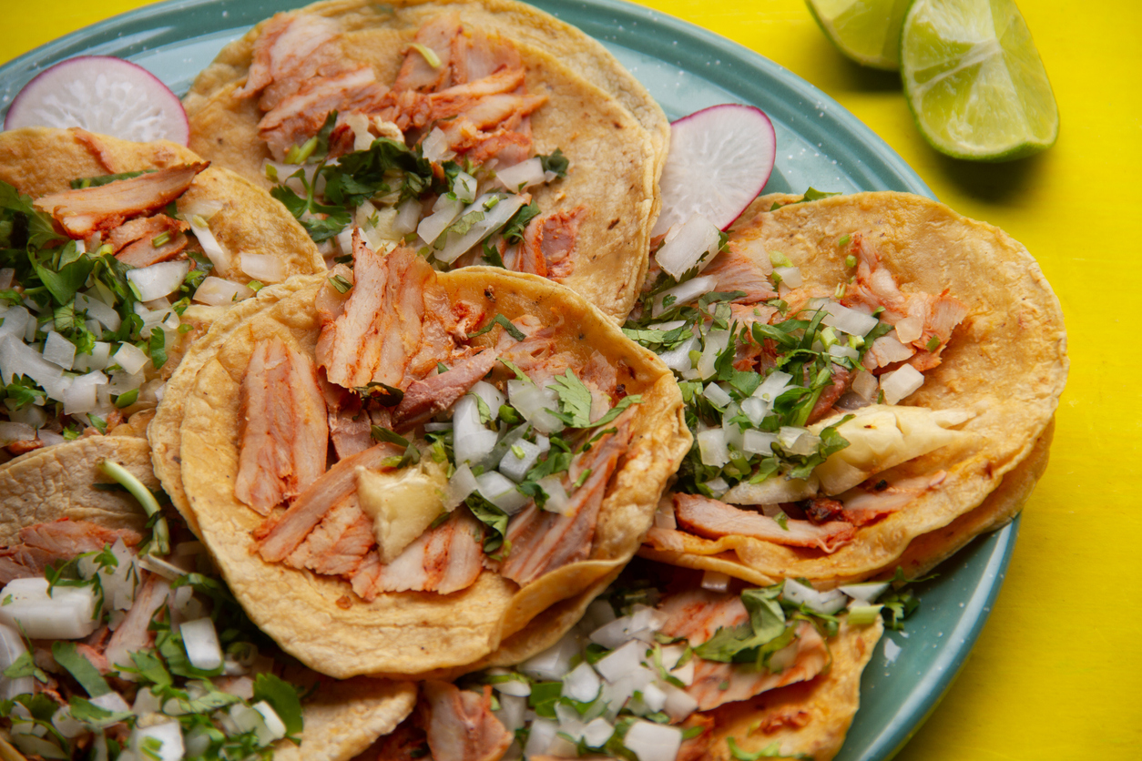 tacos de pastor  con piña, cebolla y cilantro
