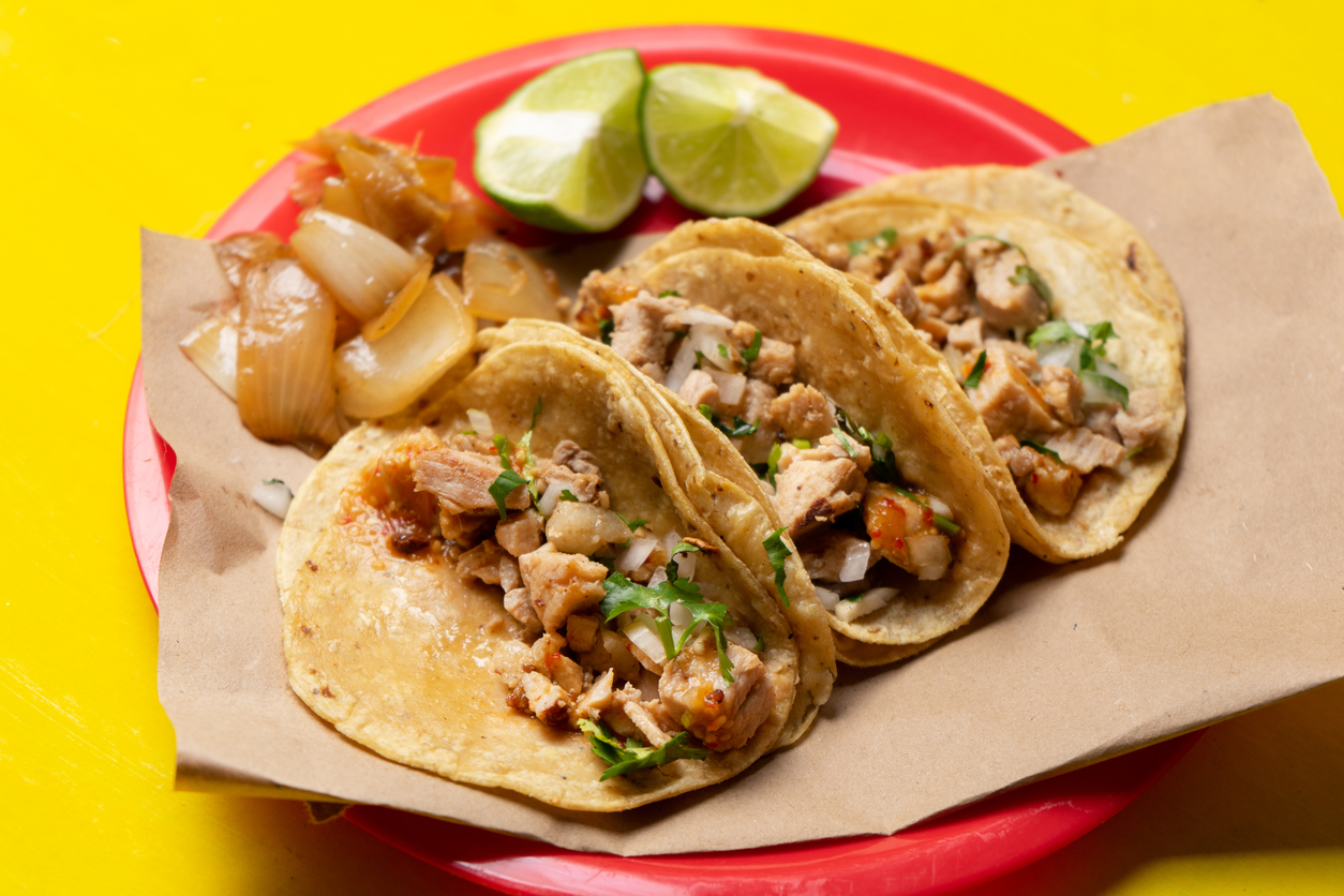 Los tacos de suadero no saben igual sino se acompañan con cebollitas fritas o sazonadas para darle un toque único.