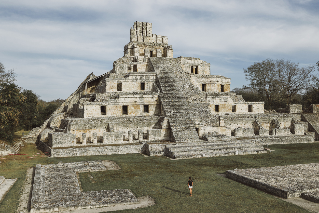 Turistas visitando las ruinas de Edzná