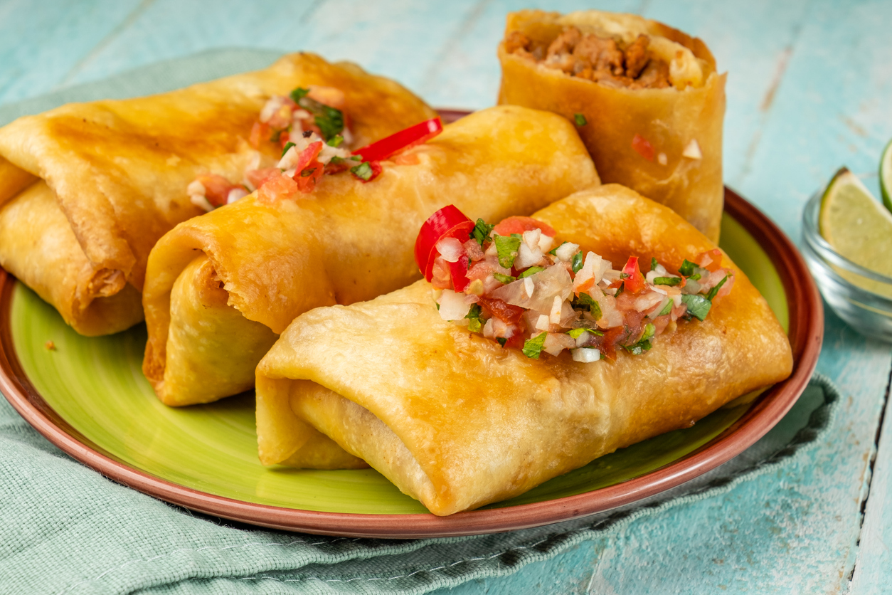 ¿Alguna vez has probado una chimichanga? Este platillo de origen mexicano es una delicia frita que ha ganado fans en todo el mundo.