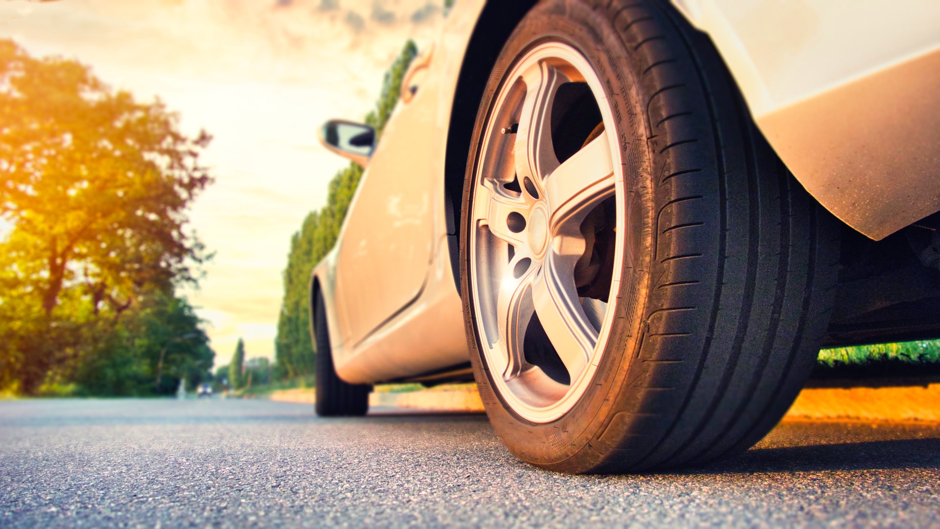 Los rines 15 son populares en autos compactos y sedanes. Ofrecen un buen equilibrio entre rendimiento y comodidad, y suelen ser más accesibles