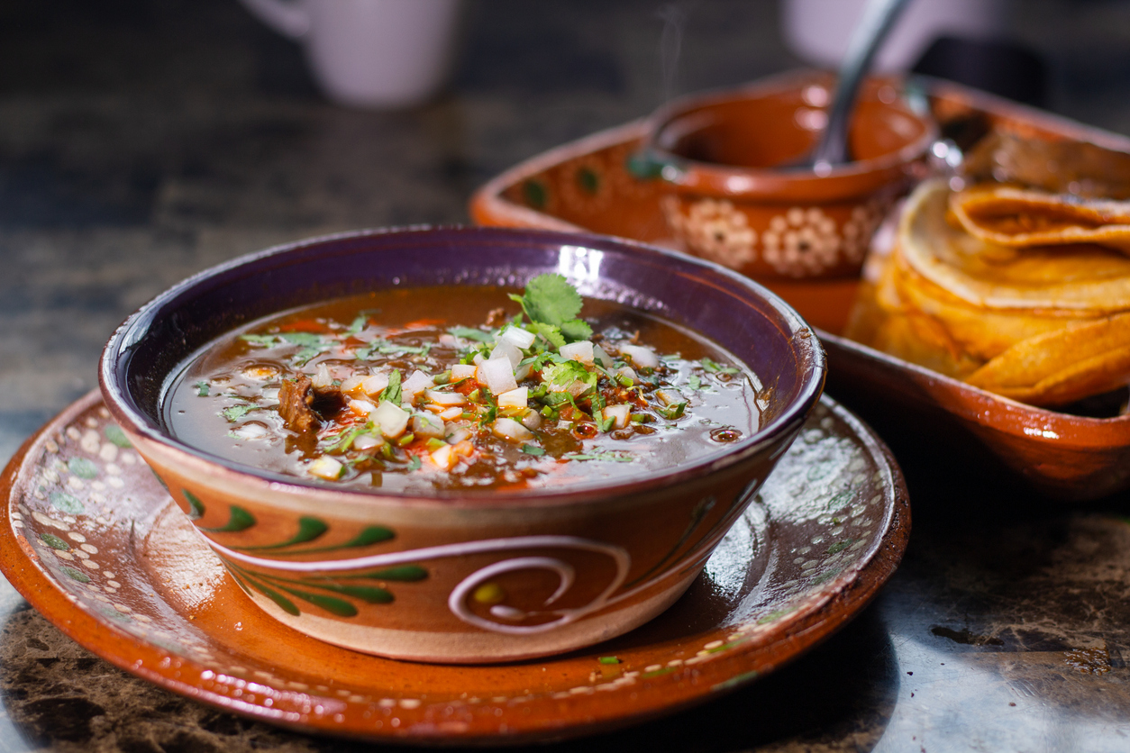 La birria es una de las especialidades en La Casa del suadero, que es ideal para comer como entrada antes de una rica orden de tacos de suadero.