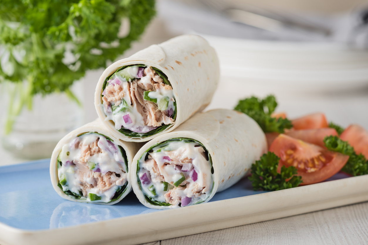 wrap de atún con cebolla y pepino
