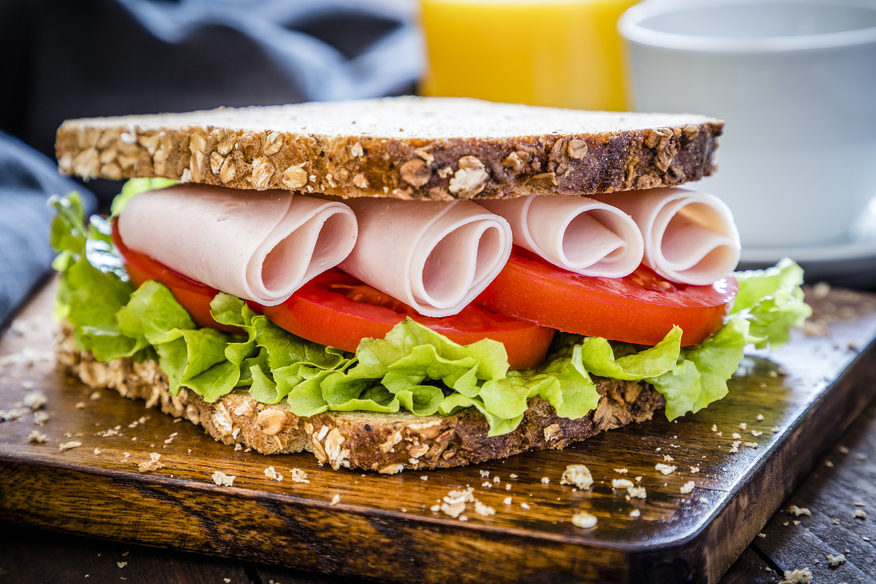 Sándwich de jamón, tomates y lechuga
