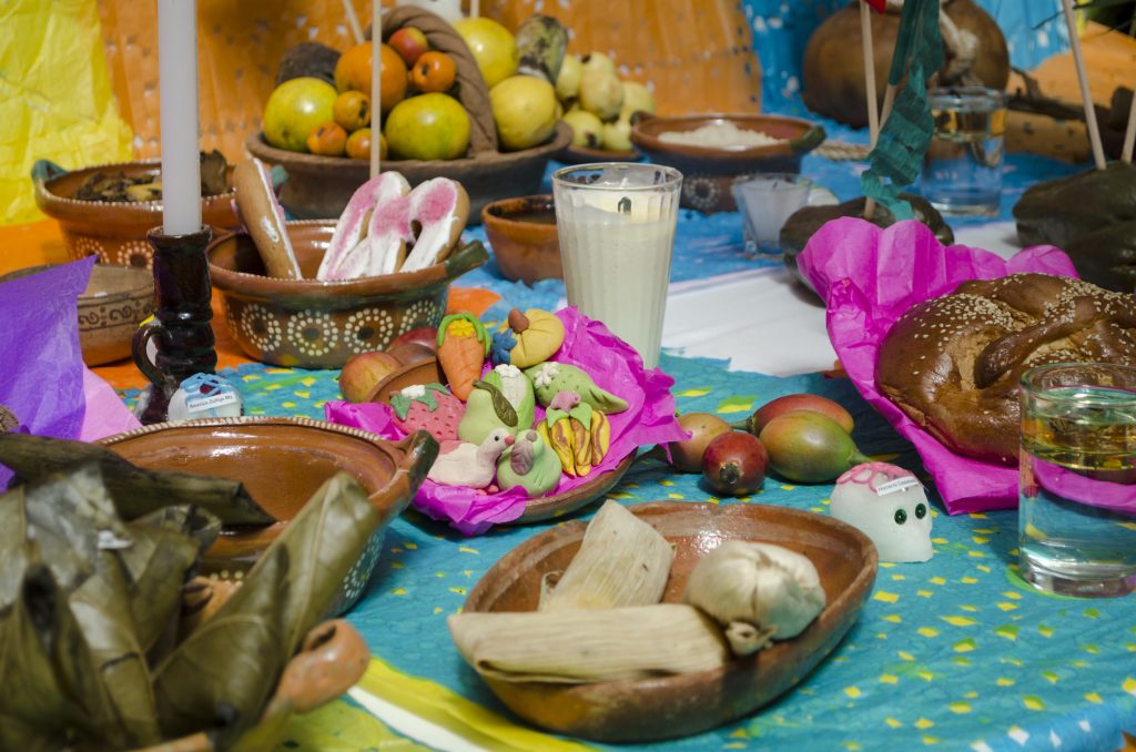 elementos del altar de muertos