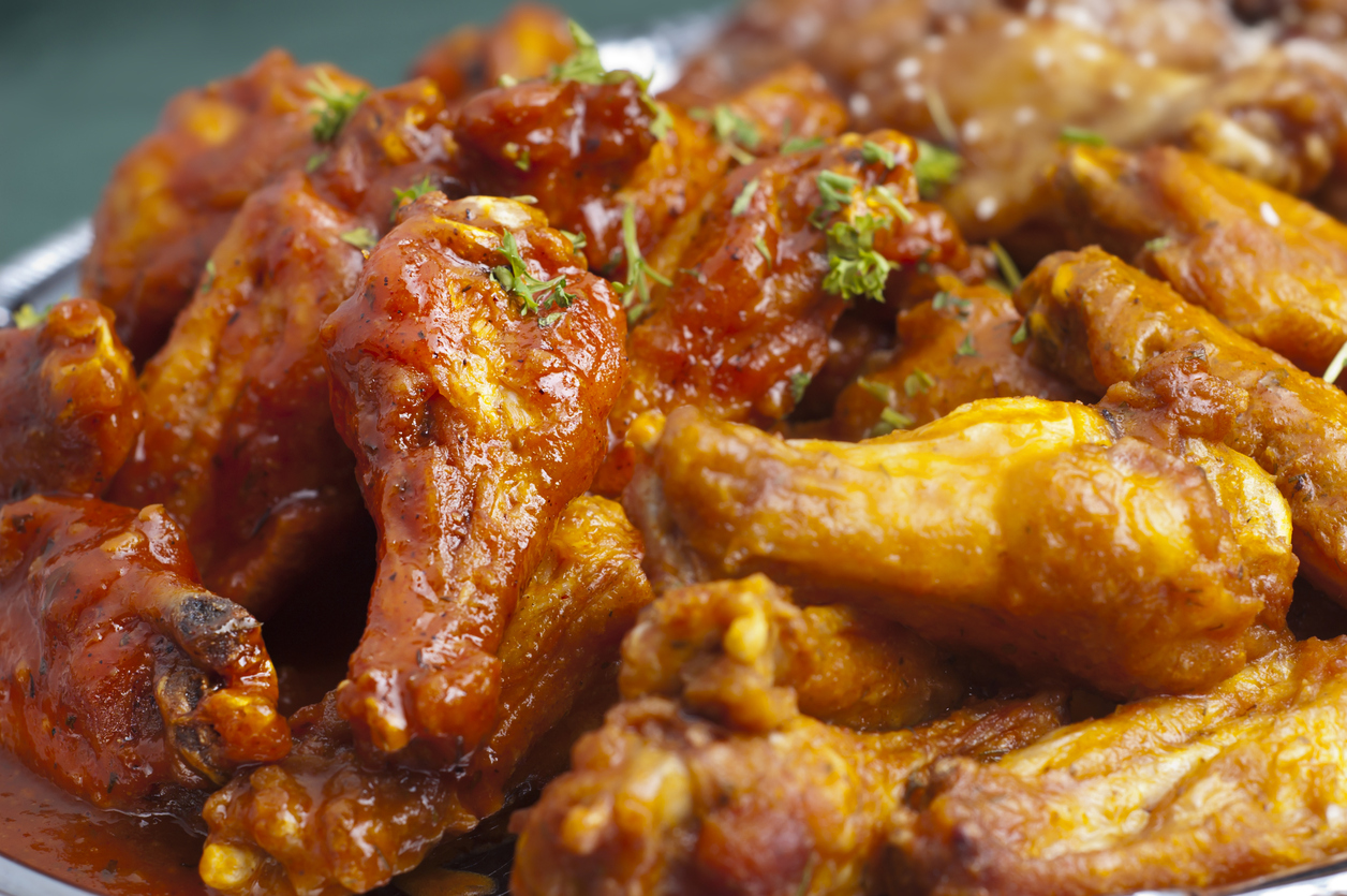 Deliciosas alitas de pollo con salsa para compartir