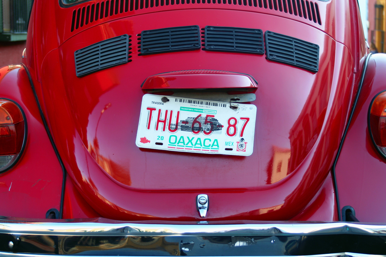 Automóvil de oaxaca con su placa trasera