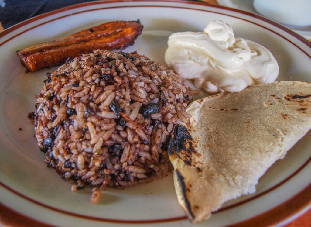 Gallo pinto con arroz y frijoles negros versión guanacaste.