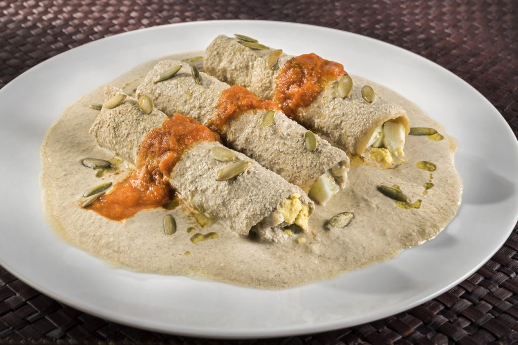Papadzul relleno de huevo cocido yucateco