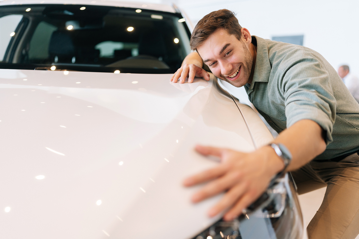 persona comprando el auto de sus sueños