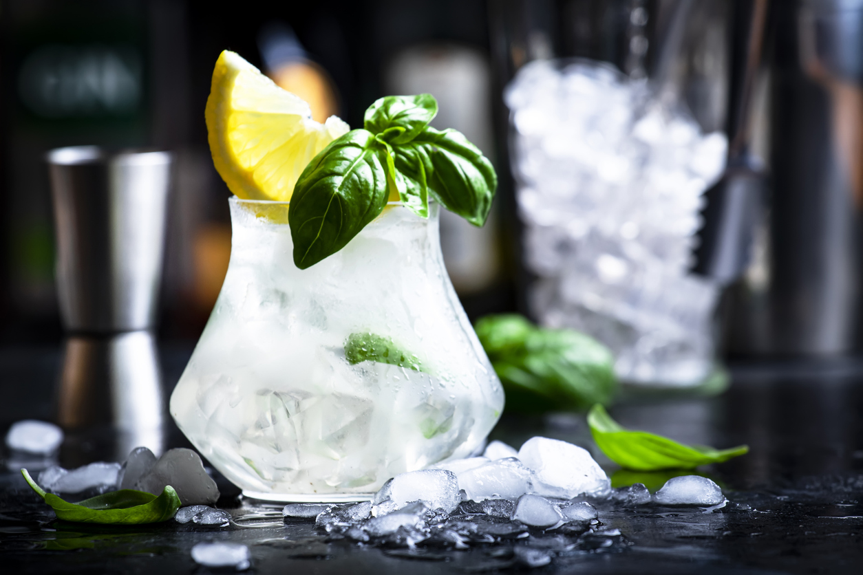  El mezcal no solo se combina bien con jugos y refrescos, también se puede mezclar con tés para crear bebidas con mezcal fáciles y diferentes. 