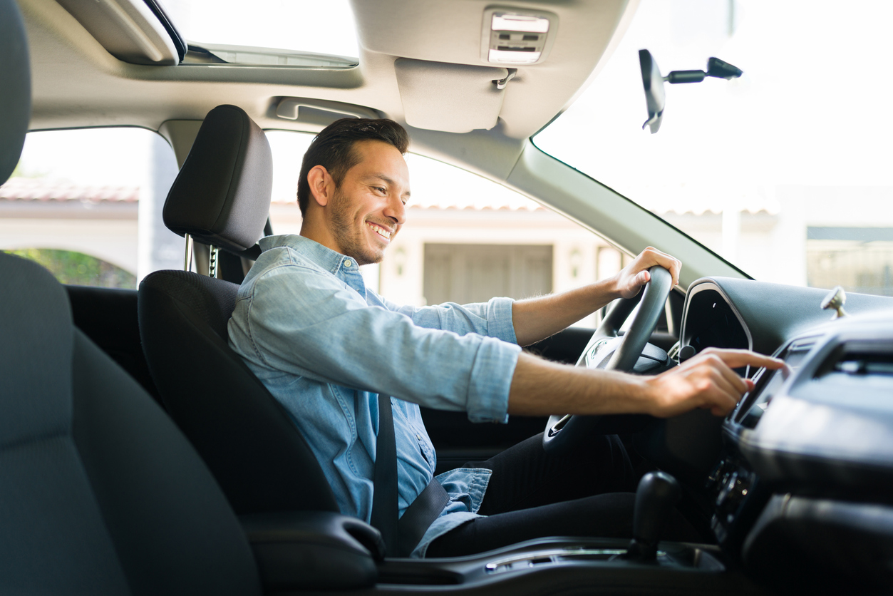 Conductor contento por brindar un buen servicio a cliente 