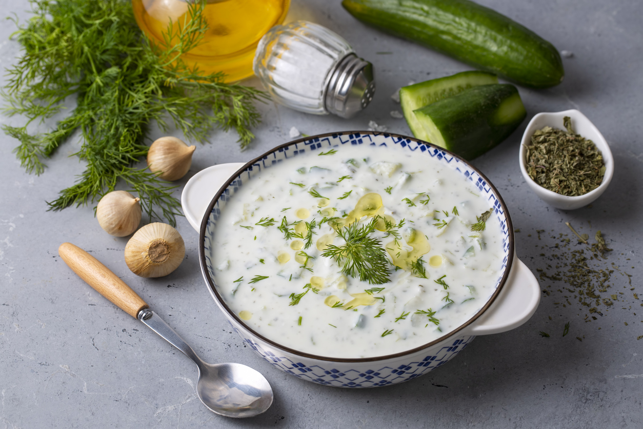 Nostos es conocido por su enfoque en la calidad y autenticidad de los ingredientes. Aquí encontrarás una carta que incluye desde entradas como el tzatziki hasta platos fuertes.