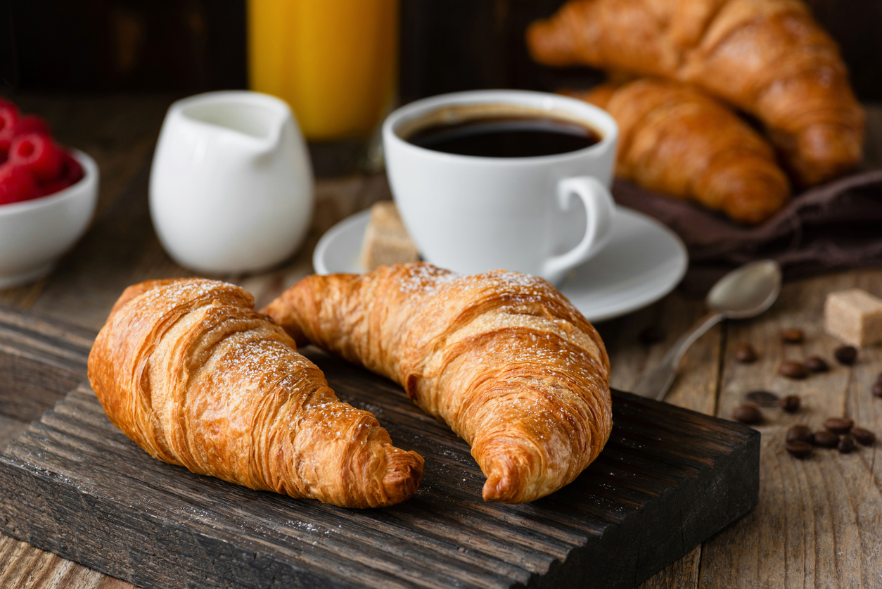 Croissants  con café americano