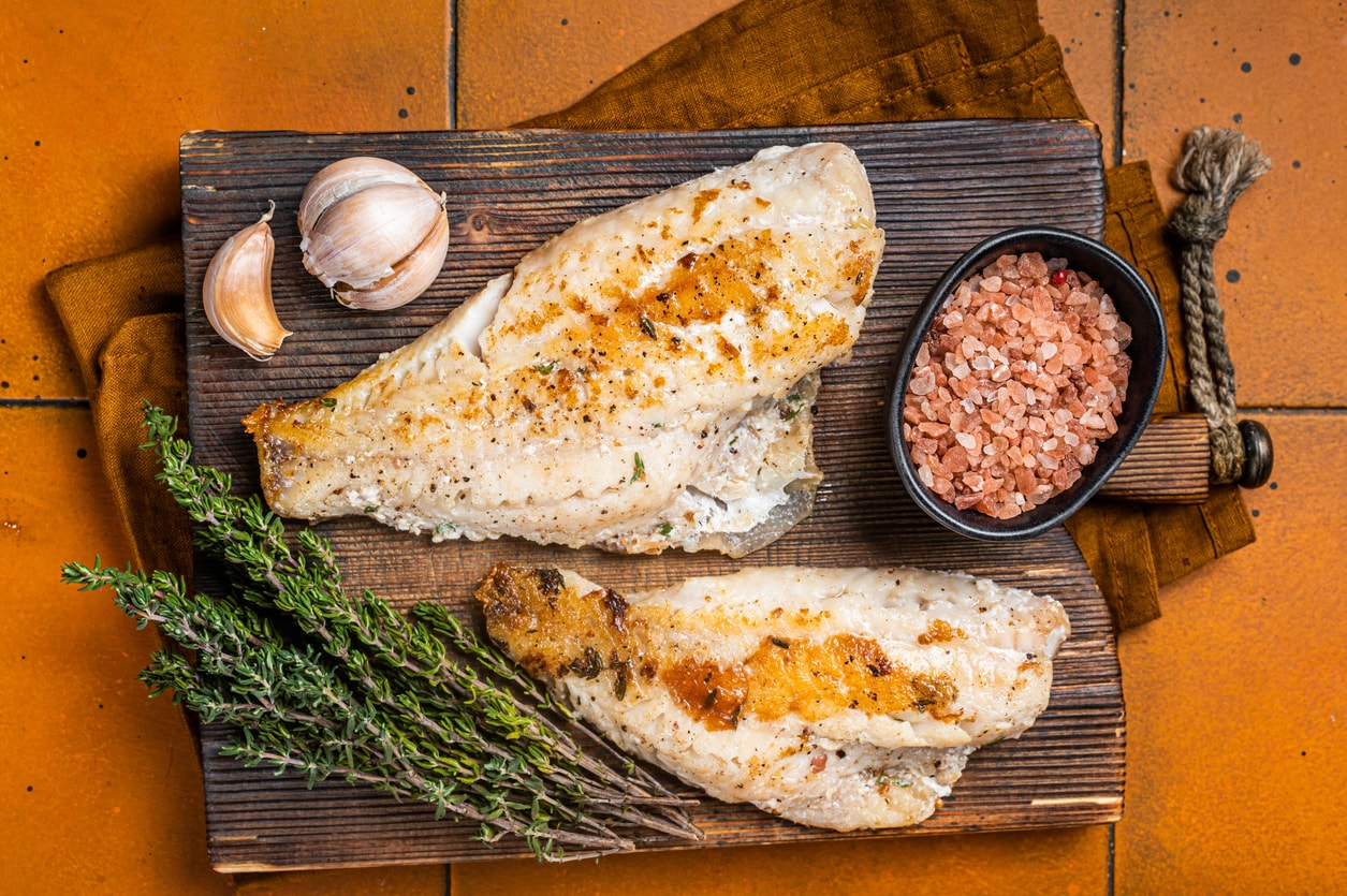 Filete de huachinango con sal rosa, ajo y eneldo. 
