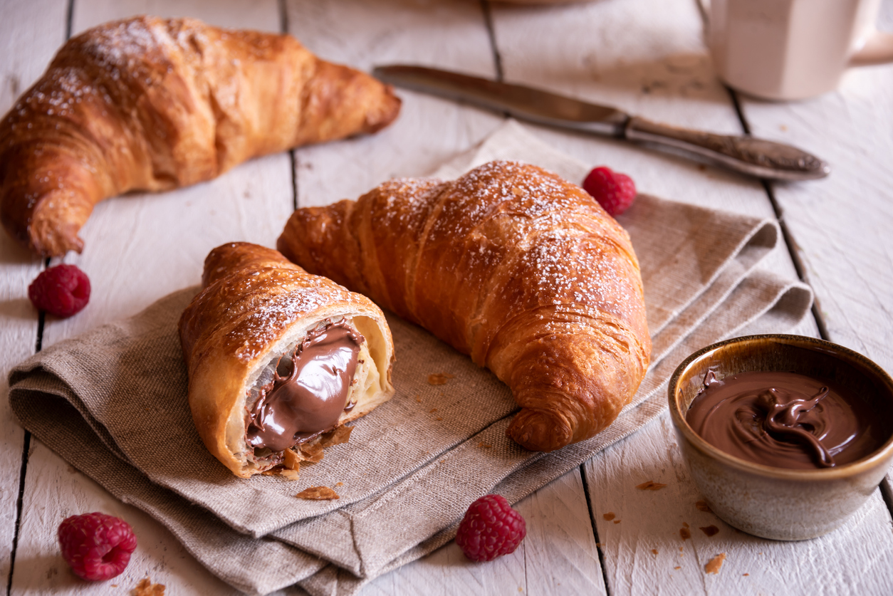 Croissant relleno de chocolate 