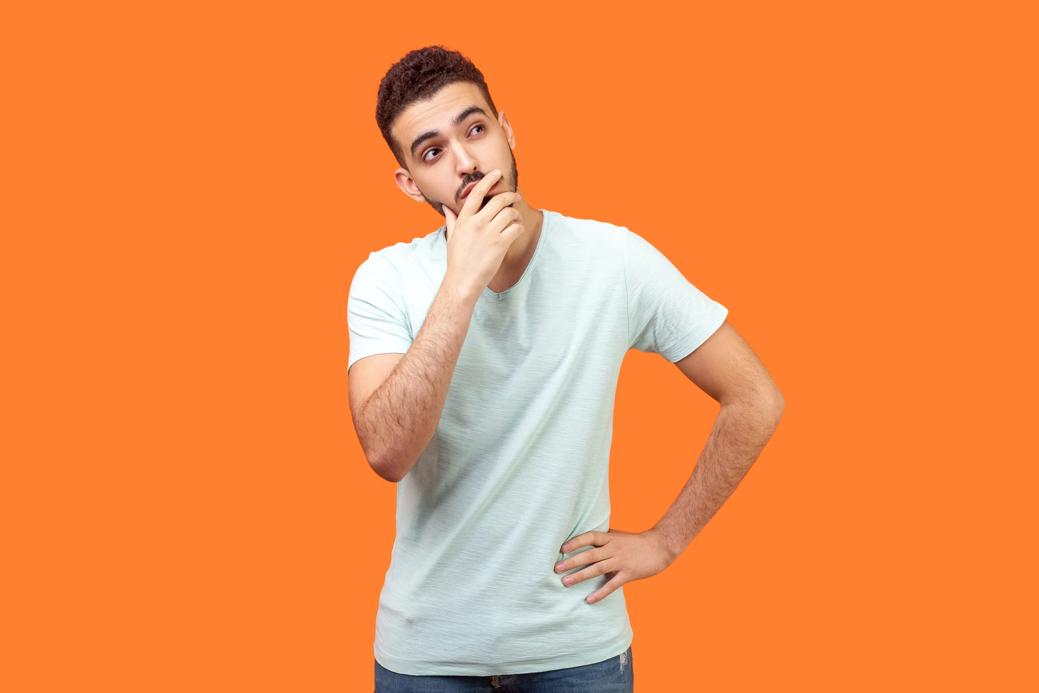 Hombre pensando en fondo naranja