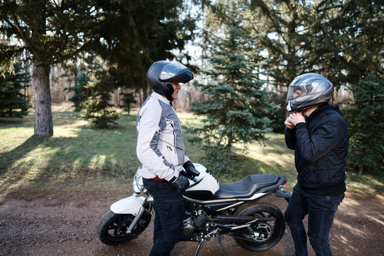 Motociclistas con casco antes de comenzar su viaje 