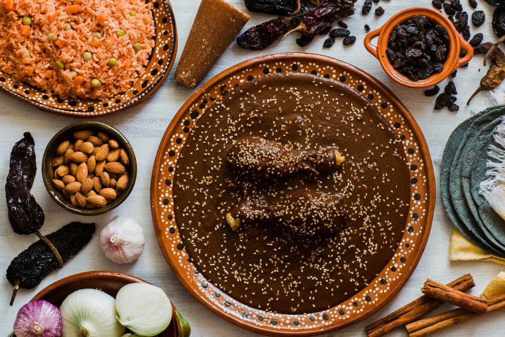 Mole Poblano con pollo y ajonjolí