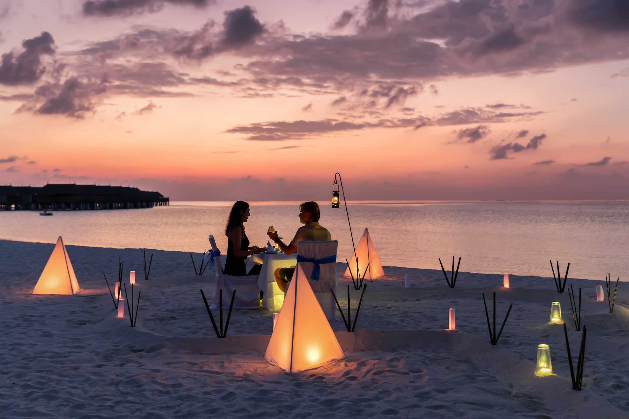 pareja luna de miel playa
