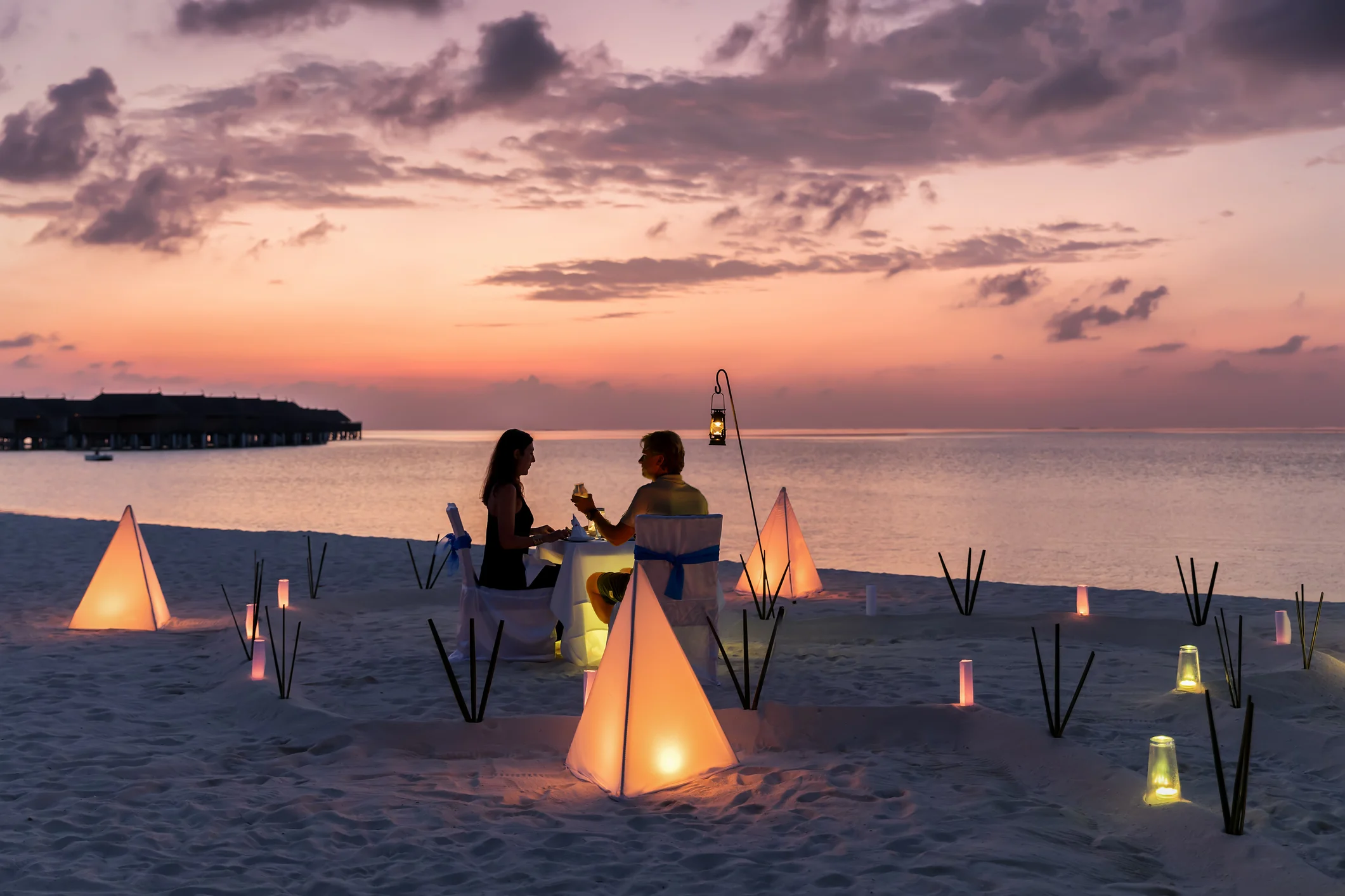 pareja luna de miel playa