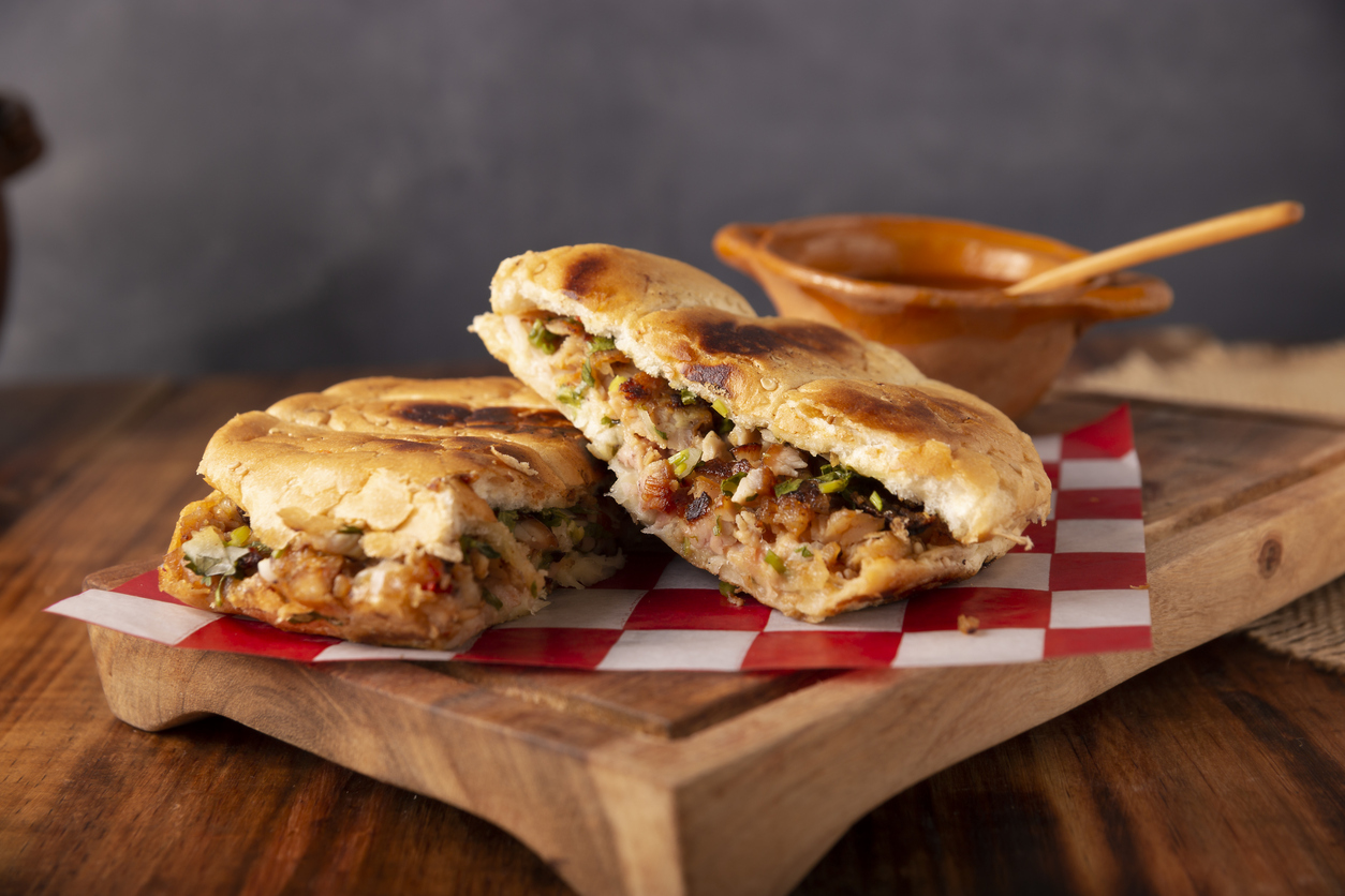 Torta de suadero con verdura en telera acompañada de salsa