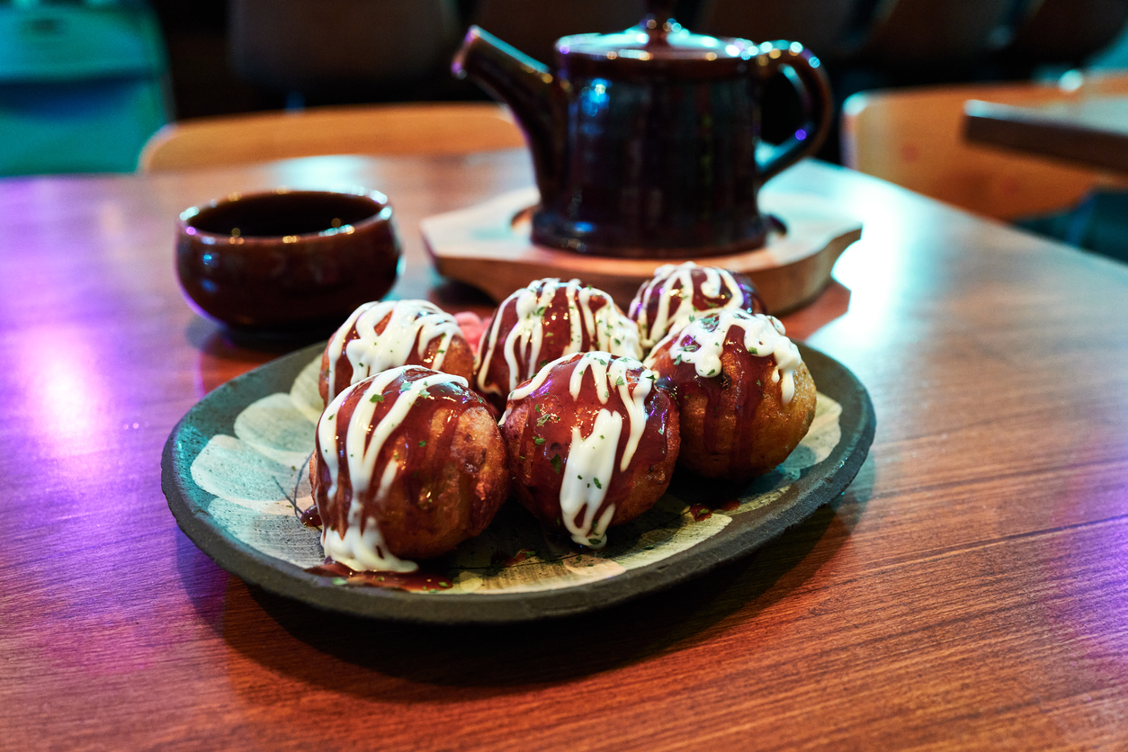 Deliciosas bolitas rellenas de pulpo bañadas en salsa