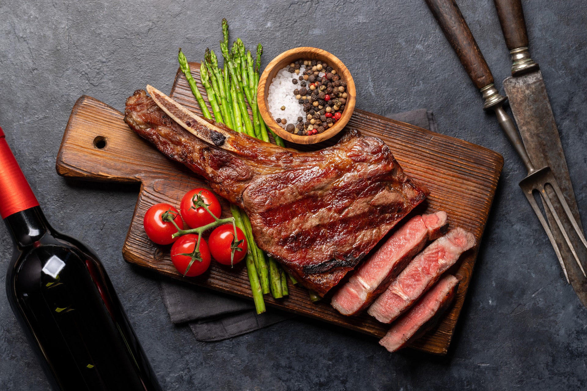 Tomahawk a la parrilla a término medio con espárragos 
