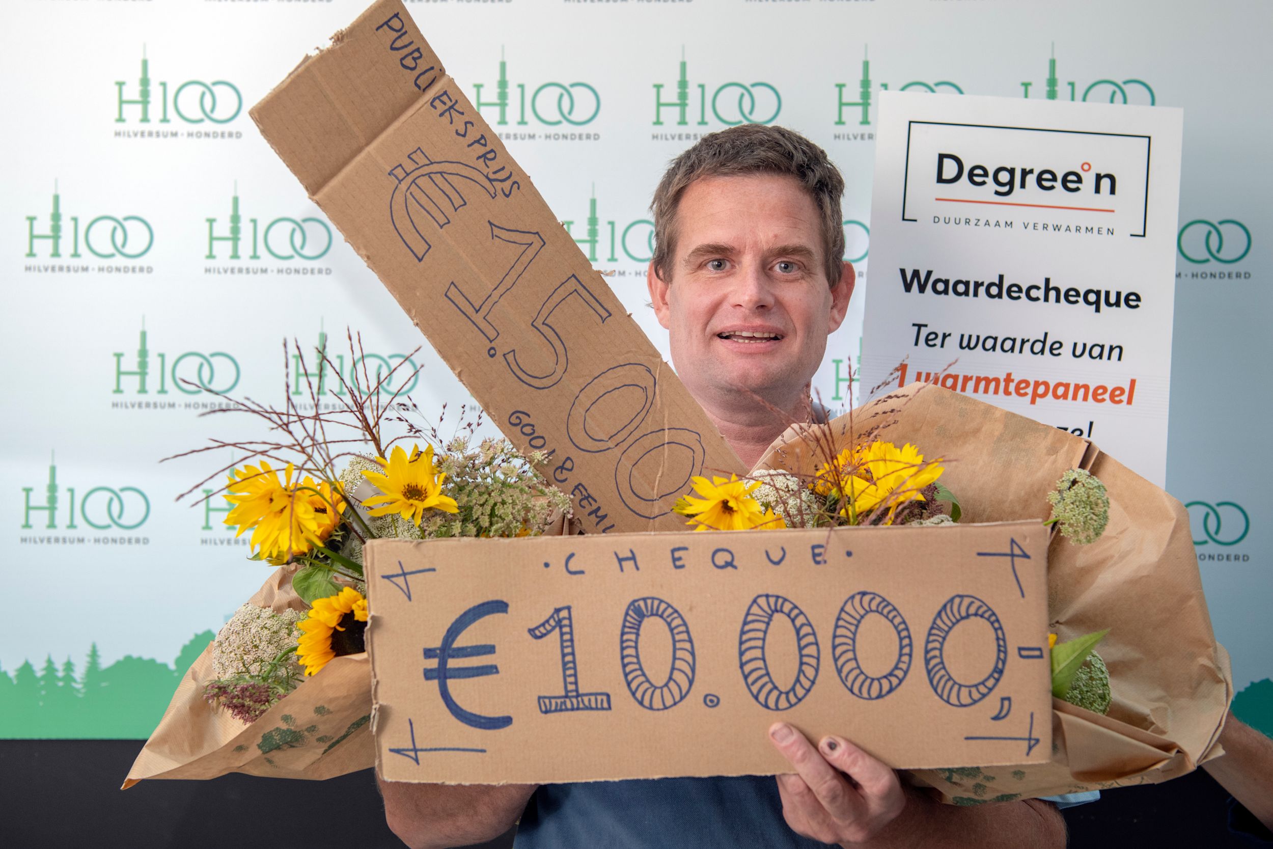 Hilversum100 DvdD: Evert de Bruijn wint met zijn plan voor een 12volt-stro-leem voorbeeldhuis de hoofdprijs, de publieksprijs en een warmtepaneel