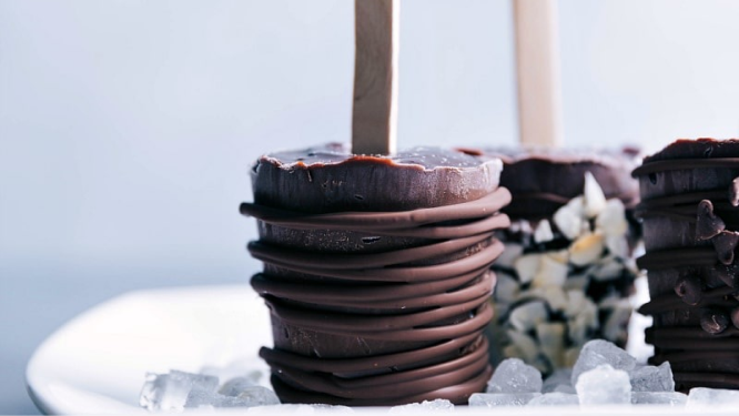 Paletas de pudín de chocolate amargo elaboradas con LACTAID.