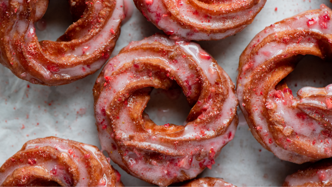 Crullers franceses glaseados con fresas elaborados con LACTAID