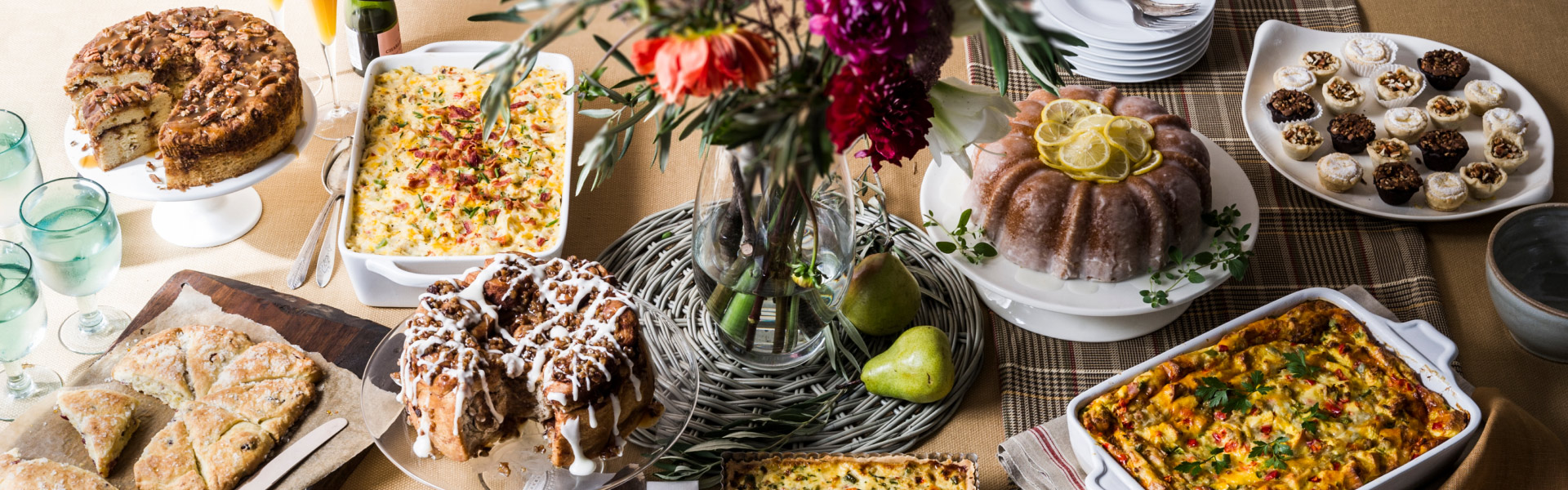 Una mesa con diversas comidas preparadas con las recetas de LACTAID®