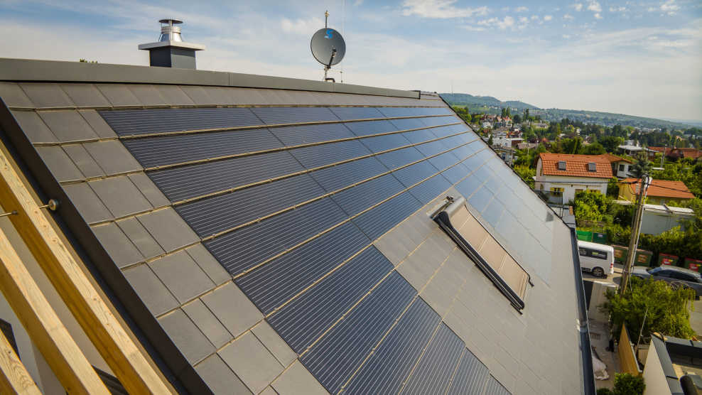 Das Haus von Rainer Schönfelder mit dem Bramac Photovoltaik Premium System in Kombination mit dem Dachstein Tegalit, das sich perfekt in die Dachfläche integriert
