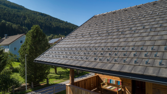 Bramac Dach mit guter Dämmung schützt den darunter liegenden Balkon vor der Sonne