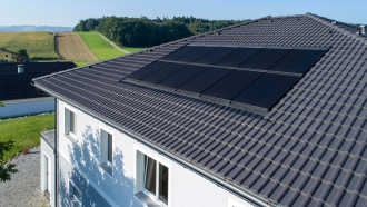 Die Photovoltaik Indachlösung von Bramac integriert sich perfekt in die Dachfläche: bei Neubau und Sanierung