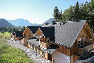Narzissendorf Zloam im Sommer - Häuser mit Villas DichtDach Schindeln eingedeckt