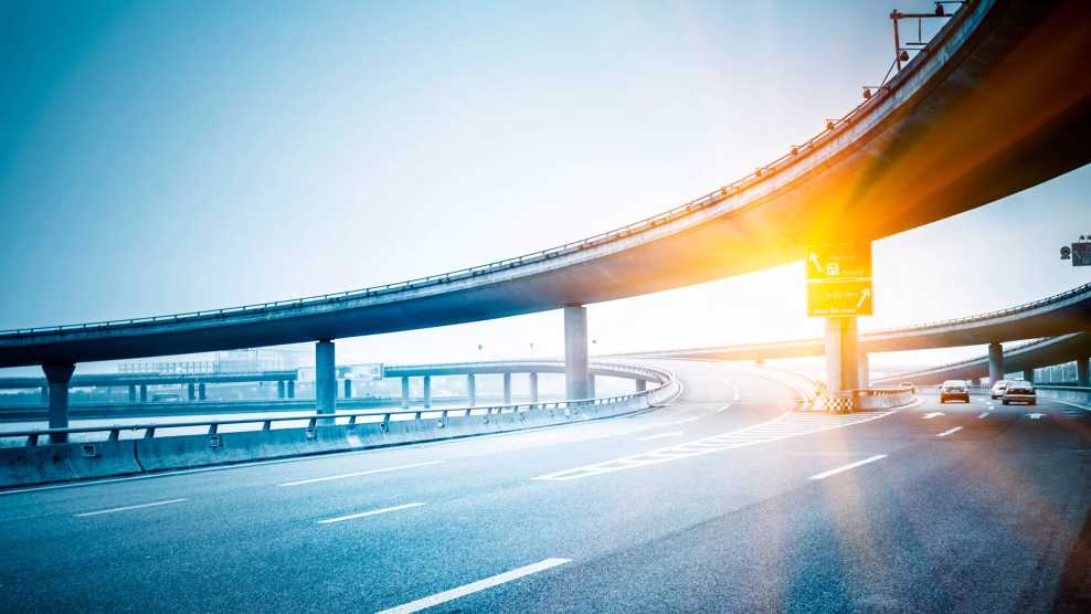 Brücke mit Straße und mehrspurige Autobahn von BMI Österreich auf welcher die Sonnenstrahlen der Sonne fallen