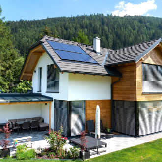 PV-InDax System auf einem Einfamilienhaus mit Steildach sorgt für eine klimafreundliche Stromerzeugung mit eleganter Integration in das Dach des Hauses