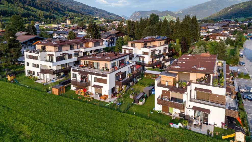 Die Dachsysteme der Wohnhausanlage Teichweg passen sich perfekt der alpinen Umgebung an und wurden neben sämtlichen Unterlagsfolien auch mit „on top“ das Villas DichtDach Alpin SO in Schiefergrau ausgestattet.