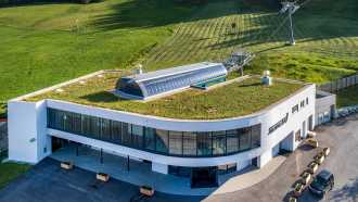Die neue Talstation des SilverJet mit extensiver Gründach-Systemlösung von BMI Villas