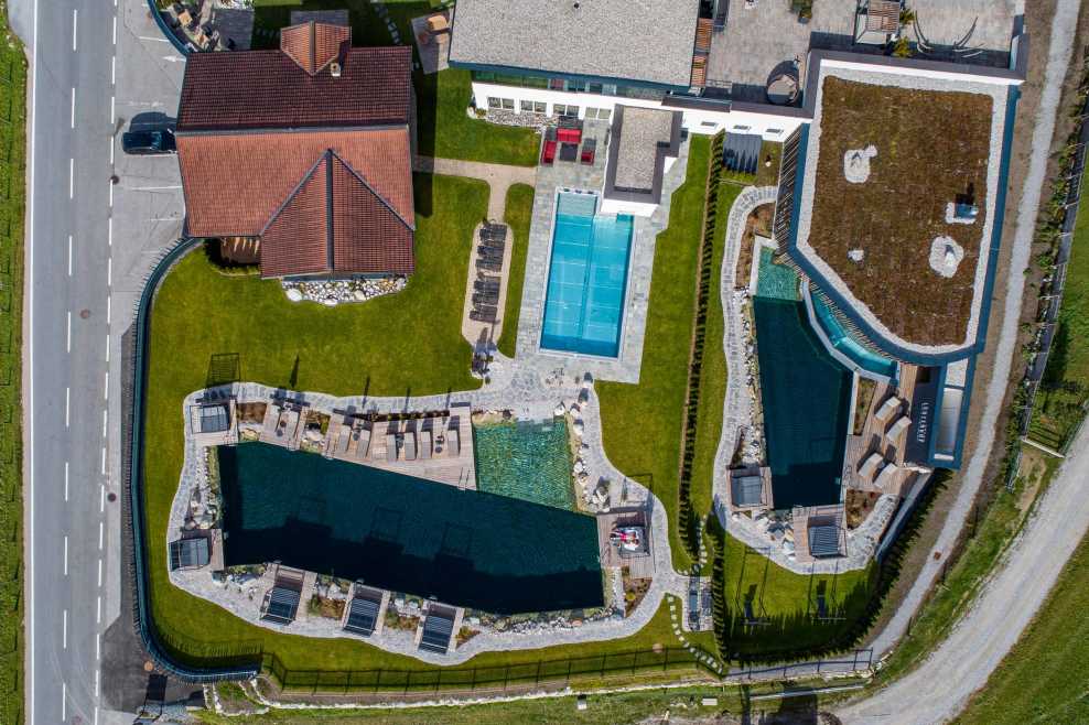 Ablichtung der Häuser von Lürzerhof aus der Vogelperspektive, Haus mit Gründach und Pool 