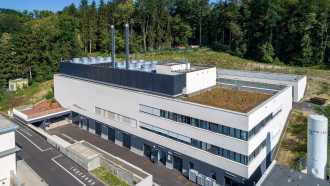 In der neuen Energiezentrale des LKH Graz mit weißer Fassade und einem Gründach wird die gesamte Energieversorgung des Klinikums gebündelt. 