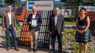 Übergabe des superbrand awards an BMI Mitarbeiter am Standort Pöchlarn